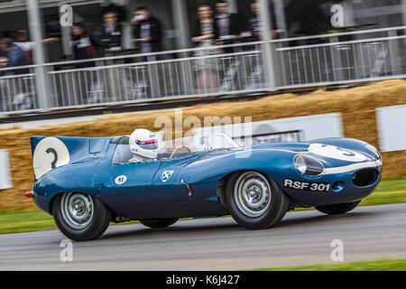 1956 jaguar d-type 'long nez' ecurie ecosse le mans endurance racer avec chauffeur quirina louwman goodwwod 2017 au festival of speed, Sussex, UK. Banque D'Images