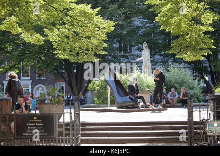 Londres, Angleterre - 11 août 2017 commis de bureau généraux s'asseoir sur l'herbe et déjeuner à Golden Square, Soho, l'exposition au soleil visages Banque D'Images