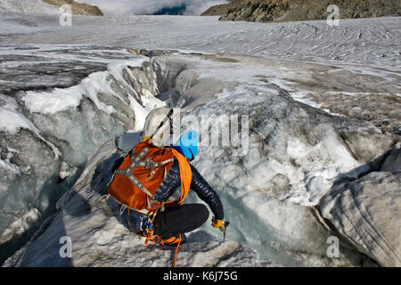 Examen de l'alpiniste une crevasse sur le plateau du trient, Valais, Suisse Banque D'Images