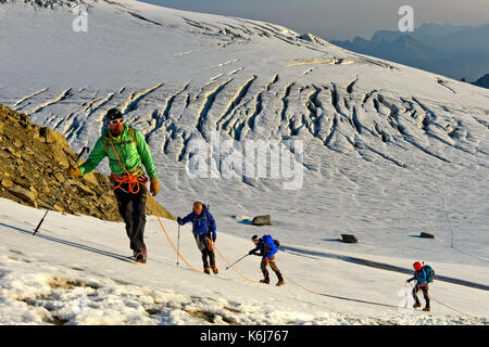 Alpinistes de monter au col col du tour sur le plateau glaciaire du trient, Valais, Suisse Banque D'Images