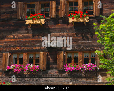 Les hauderes, suisse - Swiss farm house avec des fleurs dans les Alpes Pennines. Banque D'Images