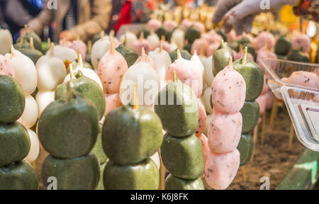Tokyo, Japon - 5 août 2017 : l'alimentation de rue japonais, des bonbons au sucre à Tokyo Banque D'Images