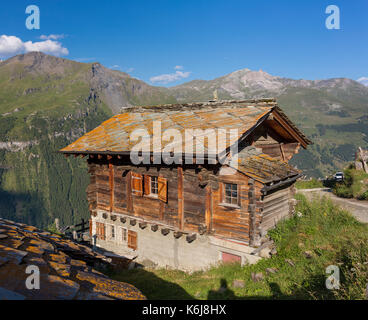 La sauge, Suisse - toiture en ardoise sur chalet en bois traditionnel dans les Alpes valaisannes. Banque D'Images