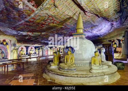 Dambulla, Sri Lanka - le 14 août 2017 : l'intérieur de la grotte des grands rois. dambulla cave temple est un site du patrimoine mondial Banque D'Images