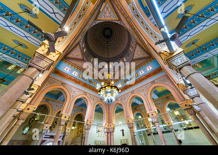 Dubaï, Émirats arabes unis - janvier 08, 2012 : avis de grande mosquée de Jumeirah à Dubaï intérieur dome. Il est dit que c'est la mosquée la plus photographiée à Dubaï Banque D'Images