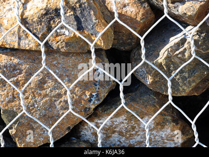 Clôture métallique remplie de pierres en pierres,cage métallique Banque D'Images