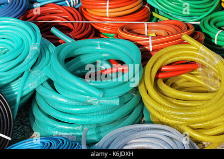 Colorés en plastique flexibles de jardinage vendus sur le marché intérieur Banque D'Images