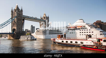 Londres, Angleterre, Royaume-Uni - 20 mai 2009 : un grand bateau de croisière entre dans le bassin de Londres à Tower bridge sur la Tamise. Banque D'Images