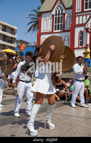 Bande d'un groupe de danse de Morenada effectuer au cours d'une parade de rue à l'assemblée annuelle Carnaval andin à Arica, Chili Banque D'Images