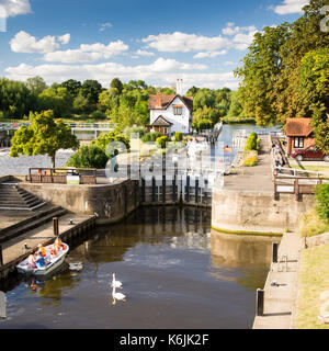 Reading, Angleterre, Royaume-Uni - 29 août 2016 : le barrage et écluse sur la tamise à Goring dans le Berkshire. Banque D'Images