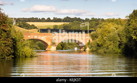 Reading, Angleterre, Royaume-Uni - 29 août 2016 : turbo diesel thames traversant la Tamise à Goring dans le Berkshire, en vertu de l'électrification de nouvelles Banque D'Images