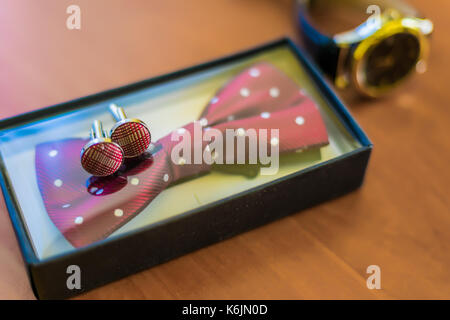 Matin. du marié mariage classique accessoires pour hommes - montres, couleur arc et boutons de manchette sur table en bois. vue d'en haut. Banque D'Images