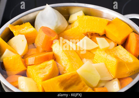 La préparation de soupe de légumes Banque D'Images