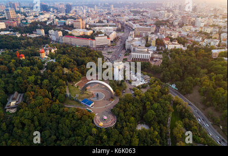 Vue panoramique du centre-ville de Kiev. Vue aérienne de l'arc de l'amitié des peuples, khreshchaty park, la rue principale de la ville - Ukraine khreshchatyk. Banque D'Images