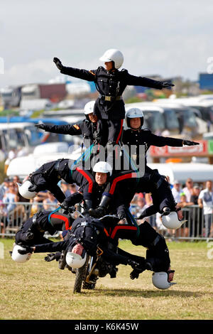 L'armée britannique, les signaux Royal l'équipe de démonstration de la moto, les Casques blancs à la grande Foire de la vapeur 2017 Dorset, Tarrant Hinton, Blandford, Dorset, UK. Banque D'Images