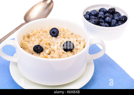 Alimentation saine. d'avoine porridge avec des bleuets sur bleu serviette. studio photo Banque D'Images