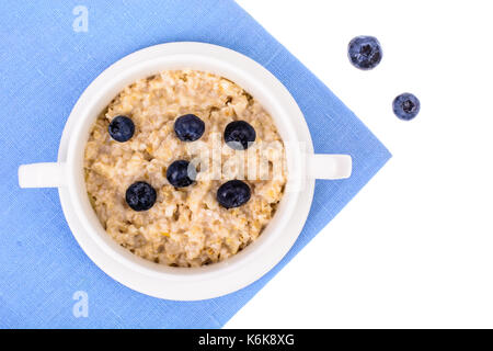Alimentation saine. d'avoine porridge avec des bleuets sur bleu serviette. studio photo Banque D'Images