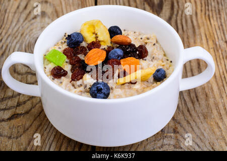 De porridge d'avoine pour le petit-déjeuner. studio photo Banque D'Images