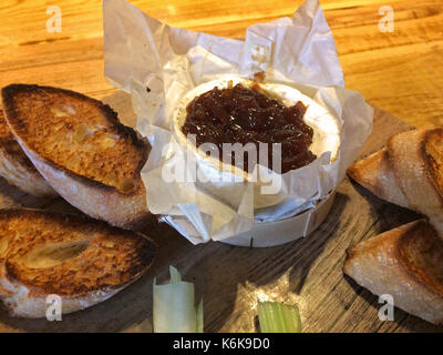 Uk's typique entrée - Fromage Camembert au four avec chutney d'oignon Banque D'Images