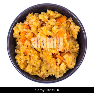 Riz aux légumes bol en noir sur fond blanc. Vue de dessus. studio photo Banque D'Images