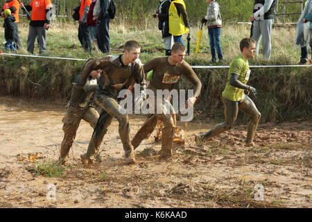 Cinevilla, Lettonie - Mai 4th, 2014 : les participants de la forte race 2014. La forte race" est la seule course d'endurance de masse extrême dans les pays baltes Banque D'Images