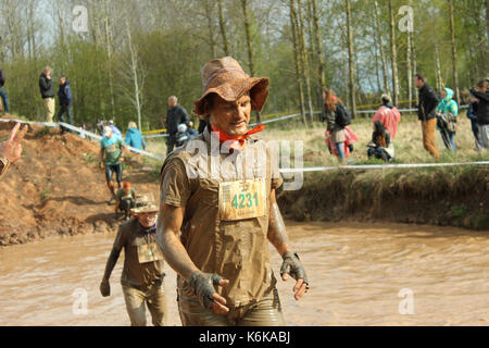 Cinevilla, Lettonie - Mai 4th, 2014 : les participants de la forte race 2014. La forte race" est la seule course d'endurance de masse extrême dans les pays baltes Banque D'Images