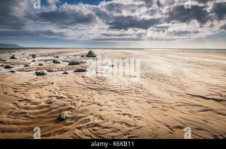 Marée basse et le sable roches sur la côte pittoresque du Nord du Pays de Galles Banque D'Images