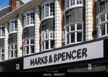 Bow-windows et le nom de l'entreprise sur une branche de Marks & Spencer à Bromley High Street. Banque D'Images