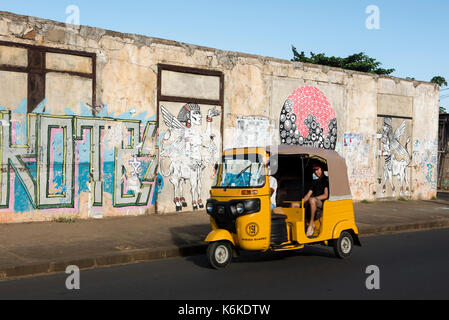 Tuk-tuk en face de murales, Antsiranana, Diego Suarez, Madagascar Banque D'Images