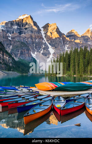 Canoës sur le lac Moraine, Banff National Park, Alberta, Canada Banque D'Images