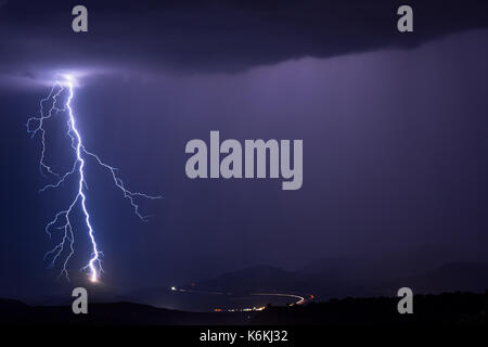 Éclair frappe une montagne lors d'un orage dans la région de Camp Verde, en Arizona Banque D'Images