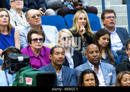 James Spader, en haut à gauche,tracy pollan et Michael j. Fox, en haut à droite, emma stone (2l) et Billie Jean King (l) assister à l'us open 2017 la finale des femmes Banque D'Images