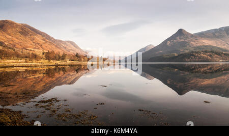 La forme distinctive de pap glencoe mountain se reflète dans l'eau calme de Loch Leven, un fjord-comme l'entrée de l'océan atlantique, sur une claire wint Banque D'Images