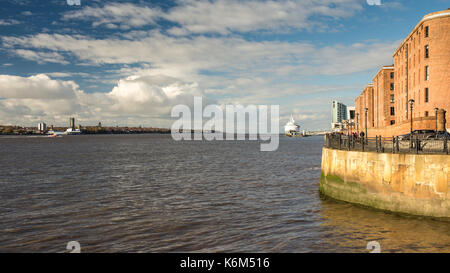 Liverpool, Angleterre, Royaume-Uni - 11 novembre 2016 : le soleil brille sur le réaménagement d'Albert Dock de Liverpool, dans les entrepôts des quais historiques, avec un bateau de croisière doc Banque D'Images