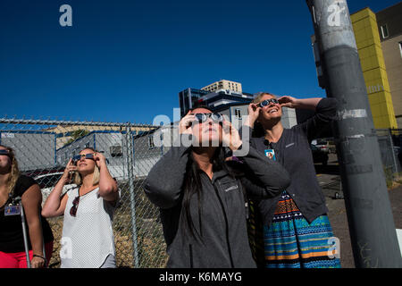 Les gens se rassemblent dans les rues de Seattle, WA, USA pour regarder l'éclipse solaire en août 2017. Banque D'Images