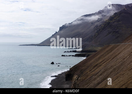 Le long de la côte entre Höfn et Djúpivogur, le périphérique islandais est pittoresque Banque D'Images