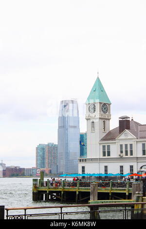 New York, USA - 28 septembre 2016 : la jetée a harbor house situé sur la rivière Hudson à Battery Park, manhattan. c'est le dernier survivant des histor Banque D'Images