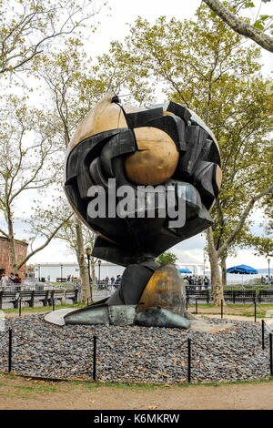 New York, USA - 28 septembre 2016 : la sphère est une grande sculpture métallique par sculpteur allemand Fritz koenig situé à Battery Park, le lower Manhattan. Banque D'Images