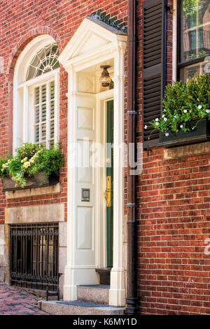 La porte et les fenêtres, Rue Acorn - porte, fenêtres et des détails de l'obturateur à l'Acorn Street à Boston. L'un des derniers vrais gauche rues pavées à Boston, Massachusetts, est situé dans la célèbre rue des glands à Beacon Hill. C'est dans un quartier de style fédéral-rangée maisons et est connu pour ses ruelles, rues et trottoirs en briques gaslit aussi. Acorn Street, est souvent mentionné comme 'les plus fréquemment photographiés dans la rue aux États-Unis. Disponible en couleur ainsi que dans un noir et blanc. Pour voir d'autres images de Boston s'il vous plaît visitez : www.susancandelario.com Banque D'Images