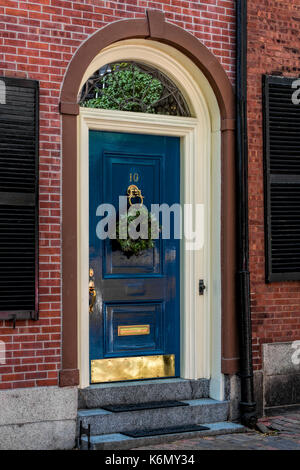 Le Beacon Hill Porte - Porte De Beacon Hill détails trouvés par Acorn Street à Boston. L'un des derniers vrais gauche rues pavées à Boston, Massachusetts, est situé dans la célèbre rue des glands à Beacon Hill. C'est dans un quartier de style fédéral-rangée maisons et est connu pour ses ruelles, rues et trottoirs en briques gaslit aussi. Acorn Street, est souvent mentionné comme 'les plus fréquemment photographiés dans la rue aux États-Unis. Disponible en couleur ainsi que dans un noir et blanc. Pour voir d'autres images de Boston s'il vous plaît visitez : www.susancandelario.com Banque D'Images