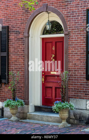 Red Door Beacon Hill - Détails trouvés par Acorn Street à Boston. L'un des derniers vrais gauche rues pavées à Boston, Massachusetts, est situé dans la célèbre rue des glands à Beacon Hill. C'est dans un quartier de style fédéral-rangée maisons et est connu pour ses ruelles, rues et trottoirs en briques gaslit aussi. Acorn Street, est souvent mentionné comme 'les plus fréquemment photographiés dans la rue aux États-Unis. Disponible en couleur ainsi que dans un noir et blanc. Pour voir d'autres images de Boston s'il vous plaît visitez : www.susancandelario.com Banque D'Images