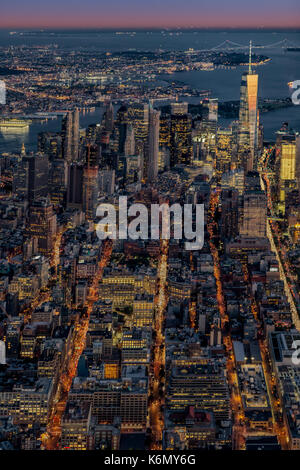Freedom Tower WTC - Vue Aérienne Vue aérienne au cours de la dernière lumière après le coucher du soleil à Lower Manhattan et le One World Trade Center Tower communément appelé Banque D'Images
