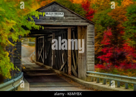 Pont couvert de taureaux - Automne à Bull's Bridge. Une seule voie pont couvert de véhicules de l'autre côté de la rivière Housatonic dans la ville de Kent, Connec Banque D'Images