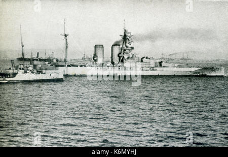 Cette photo prise au cours de la Première Guerre mondiale montre le H.M.S. La Reine Elizabeth, peut-être le plus célèbre navire de guerre dans le monde, bombardant le Cap Helles (Gallipoli) pour couvrir le débarquement des forces alliées. Elle a été le premier navire de guerre à transporter 15 canons de . Banque D'Images