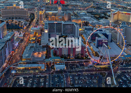 Las Vegas Strip - Aérienne Vue aérienne de la Grande Roue High Roller et le Strip de Las Vegas dans le Paradis, au Nevada. Le High Roller est actuellement la plus grande roue panoramique du monde. Banque D'Images