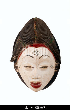 Détail d'un masque féminin Punu du Cameroun/Afrique, sculpté en bois avec pigment blanc signifiant pouvoirs anti-sorcellerie ; petites fentes, les éraflures et crac Banque D'Images