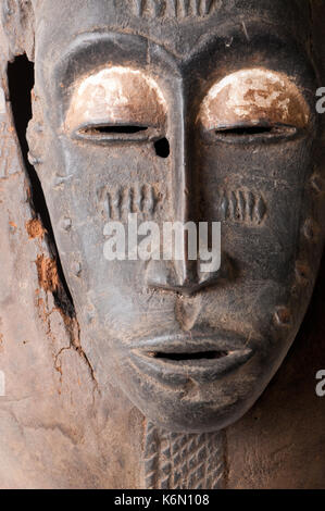 Masque féminin Baule de Côte d'Ivoire, Afrique, sculpté dans le bois. Banque D'Images