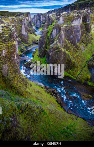 Fjaðrárgljúfur est un canyon dans le sud-est de l'Islande qui est jusqu'à 100 m de profondeur et à environ 2 kilomètres de long, avec la rivière qui coule à travers elle Fjaðrá .Le Banque D'Images