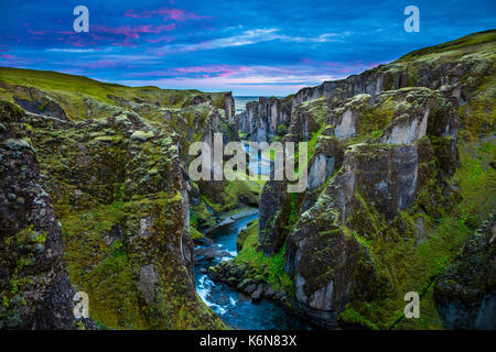 Fjaðrárgljúfur est un canyon dans le sud-est de l'Islande qui est jusqu'à 100 m de profondeur et à environ 2 kilomètres de long, avec la rivière qui coule à travers elle Fjaðrá .Le Banque D'Images