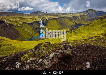 Une cascade Ófaerufoss est situé dans l'Eldgjá chasm dans le centre de l'Islande. Jusqu'au début des années 90 un pont naturel s'étend des chutes, mais il s'est effondré f Banque D'Images